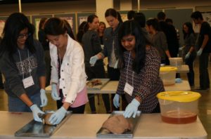 Students examine specimens of human organs at the Spring 2016 SCIP seminar
